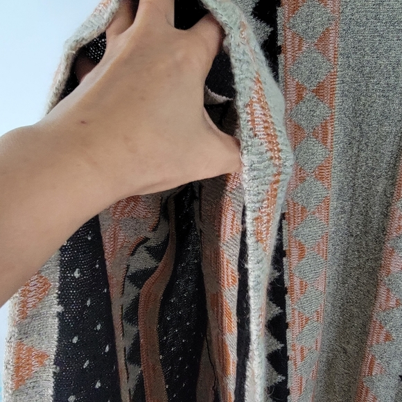YOUNG THREADS NY Women's Gray/Black/Orange Fall/Winter Poncho Size 1X Tribal - Picture 4 of 8